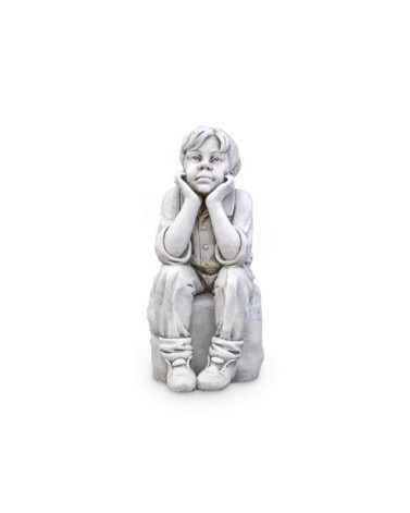 Statue en pierre petit garçon sur son rocher