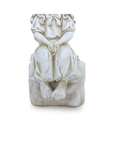 Statue de Jardin en Pierre Fillette Assise avec son Chapeau